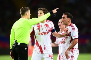 Δυσαρέσκεια του επικεφαλής διαιτησίας της UEFA με τον διαιτητή του αγώνα Μπαρτσελόνα-ΟΣΦΠ – Εμφανίστηκε εκνευρισμένος στα αποδυτήρια