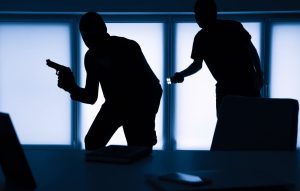 Τρόμος στον Πειραιά: Ληστές μπήκαν σε διαμέρισμα, έδεσαν 62χρονο και άρπαξαν χρήματα και κοσμήματα