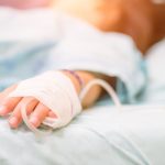 Στο αυτόφωρο ο πατέρας που έκανε χρήση ναρκωτικών δίπλα στο μωρό του