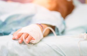 Στο αυτόφωρο ο πατέρας που έκανε χρήση ναρκωτικών δίπλα στο μωρό του