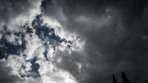 Νεφώσεις και σποραδικές καταιγίδες χωρίς ιδιαίτερη μεταβολή της θερμοκρασίας