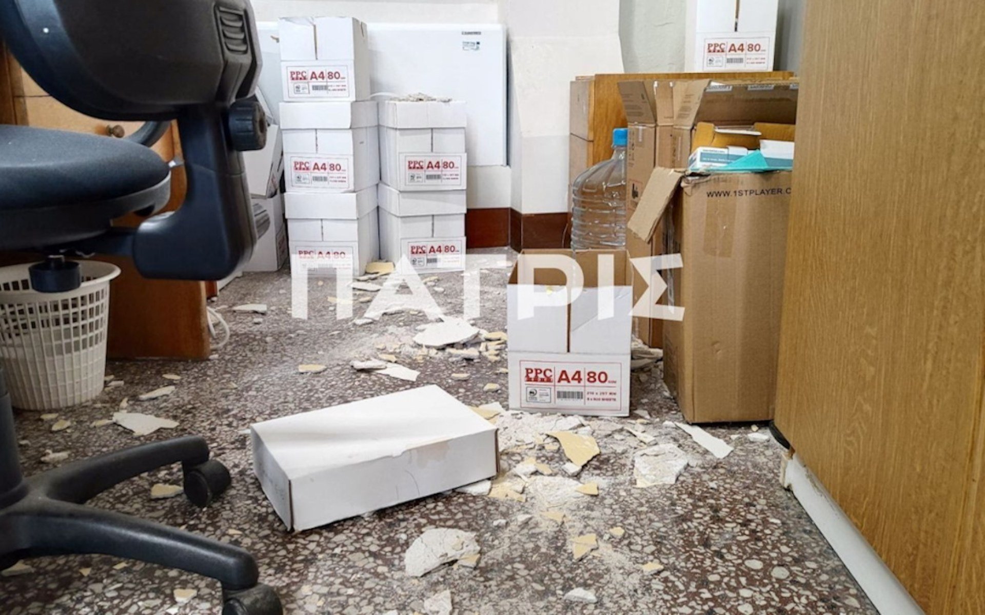 Σοβάδες έπεσαν πάνω από τα κεφάλια τους στο δημαρχείο – Από θαύμα δεν είχαμε τραυματισμούς