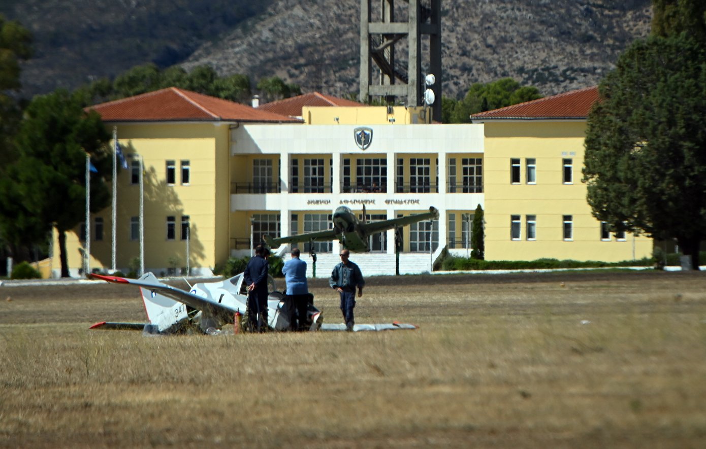 Πτώση εκπαιδευτικού αεροσκάφους στο Τατόι: Χειρουργήθηκε ο ένας πιλότος – Σε καταστολή ο δεύτερος