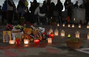 Διαμαρτυρία στο Σύνταγμα για τα Τέμπη: Συγγενείς θυμάτων έγραψαν ξανά τα ονόματα μπροστά από τη Βουλή