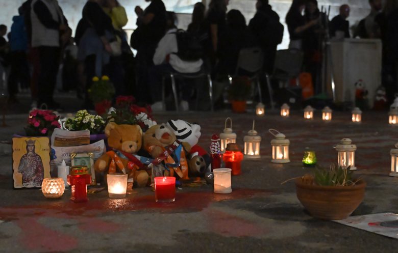 Διαμαρτυρία στο Σύνταγμα για τα Τέμπη: Συγγενείς θυμάτων έγραψαν ξανά τα ονόματα μπροστά από τη Βουλή