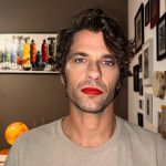 O Αποστόλης Τότσικας πόζαρε με κόκκινο κραγιόν