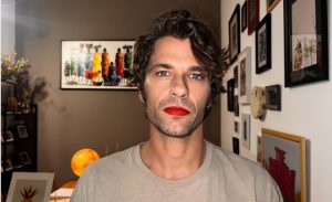 O Αποστόλης Τότσικας πόζαρε με κόκκινο κραγιόν