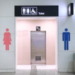 Ελεύθερος με όρο ο 43χρονος Γερμανός που βιντεοσκοπούσε παράνομα στις ανδρικές τουαλέτες του αεροδρομίου «Μακεδονία