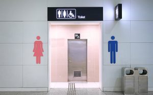 Ελεύθερος με όρο ο 43χρονος Γερμανός που βιντεοσκοπούσε παράνομα στις ανδρικές τουαλέτες του αεροδρομίου «Μακεδονία