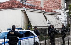 Μητροκτονία στα Τρίκαλα: Ενώπιον ανακριτή και εισαγγελέα ο 18χρονος που ομολόγησε ότι σκότωσε τη μητέρα του