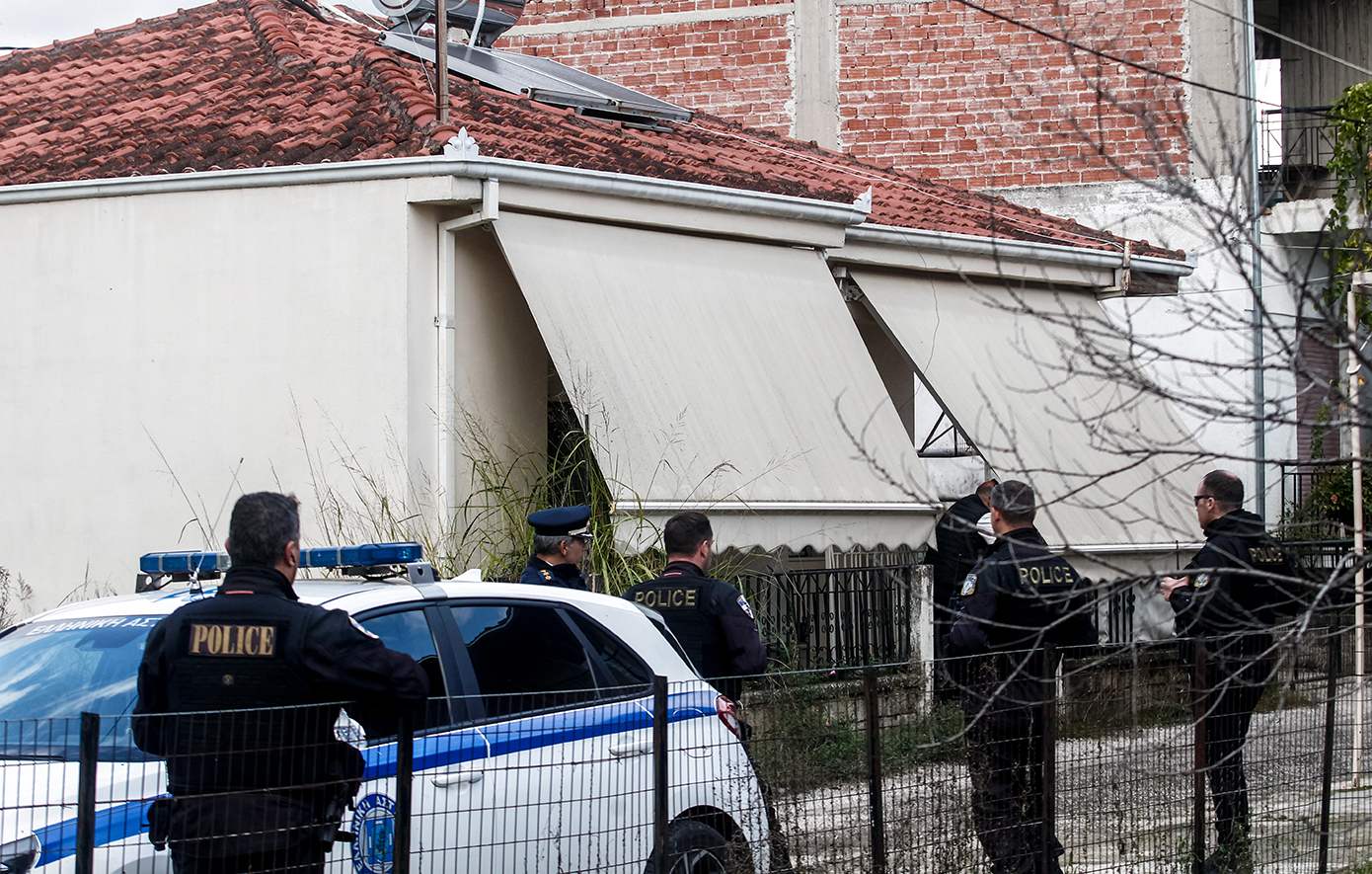 Μητροκτονία στα Τρίκαλα: Ενώπιον ανακριτή και εισαγγελέα ο 18χρονος που ομολόγησε ότι σκότωσε τη μητέρα του