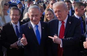 Ο Τραμπ ζήτησε από τον πρόεδρο του Ισραήλ την απονομή χάριτος στον Νετανιάχου που διώκεται για διαφθορά