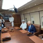 Συνάντηση Τραμπ με τον εμίρη του Κατάρ στο Air Force One