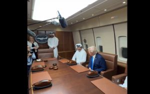 Συνάντηση Τραμπ με τον εμίρη του Κατάρ στο Air Force One