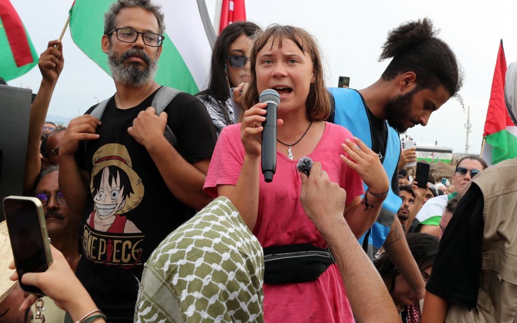 Γκρέτα Τούνμπεργκ: «Την έσυραν από τα μαλλιά να φιλήσει την ισραηλινή σημαία»