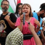 Γκρέτα Τούνμπεργκ: «Την έσυραν από τα μαλλιά να φιλήσει την ισραηλινή σημαία»