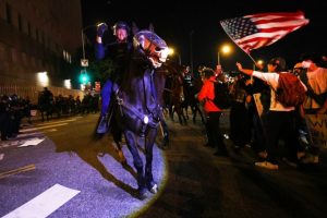 Μαζικές κινητοποιήσεις κατά της πολιτικής του Τραμπ στις ΗΠΑ