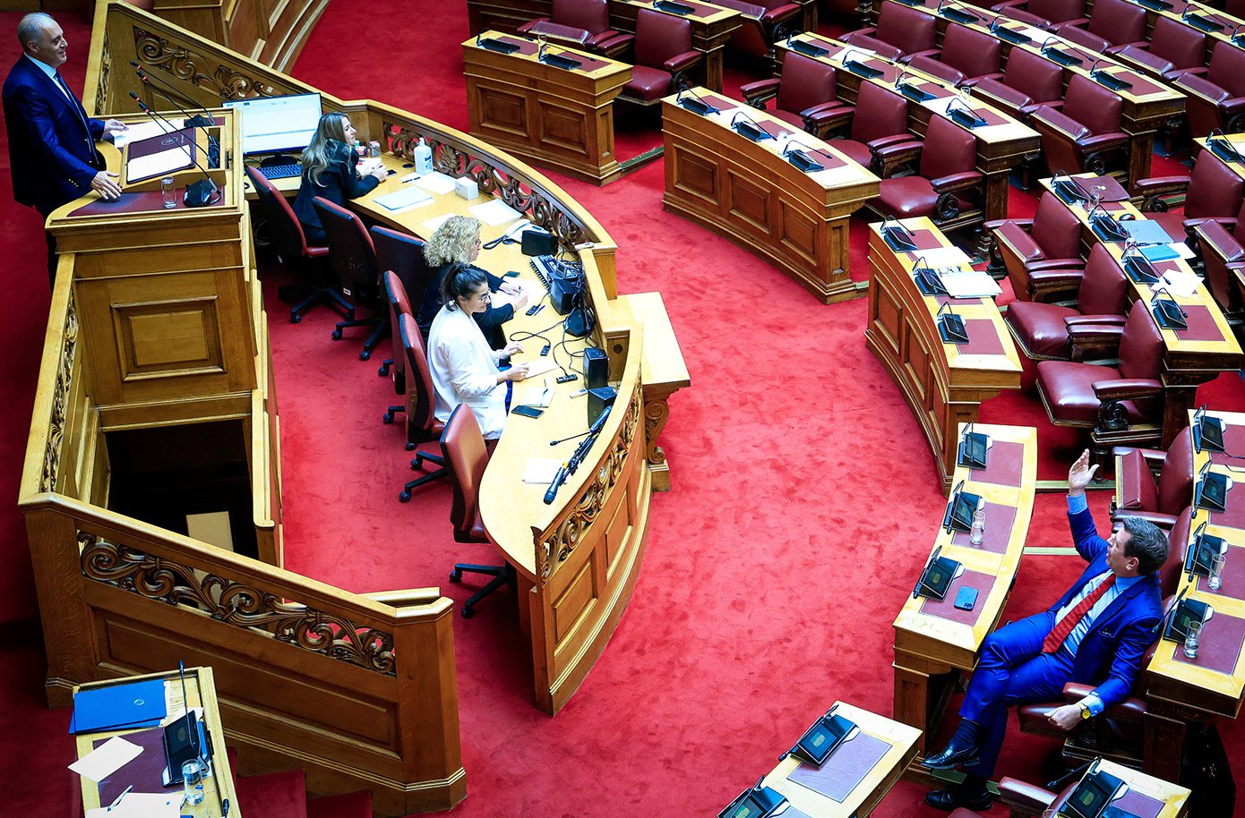 Αυστηρό μήνυμα Κακλαμάνη μετά το χθεσινό επεισόδιο μεταξύ Βελόπουλου – Καιρίδη: «Να προστατεύουμε τον κοινοβουλευτικό πολιτισμό»