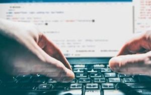 Διαδικτυακό «σαμποτάζ» στην αστυνομία: Παράνομες ομάδες με πάνω από 201.000 μέλη, ενημερώνονταν για τους ελέγχους της Τροχαίας