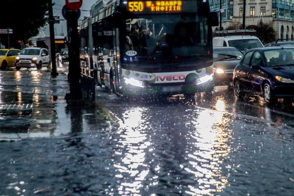 Η Adel έφερε το χάος στους δρόμους της Αττικής - Έκλεισε η Πειραιώς και η Πέτρου Ράλλη