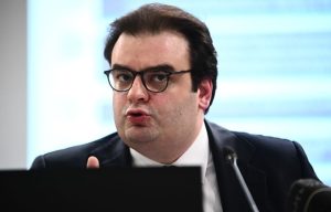 Πιερρακάκης από το ECOFIN: Η Ελλάδα στηρίζει την κατάργηση του ορίου απαλλαγής από τελωνειακούς δασμούς στα χαμηλής αξίας δέματα