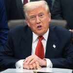 Ο Τραμπ λέει ότι ο εναέριος χώρος πάνω και γύρω από τη Βενεζουέλα θα κλείσει στο σύνολό του