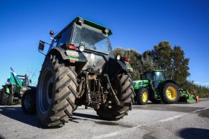 Ένταση και χημικά στον Πλατύκαμπο ενόψει του Αγροτικού Μπλόκου στη Νίκαια