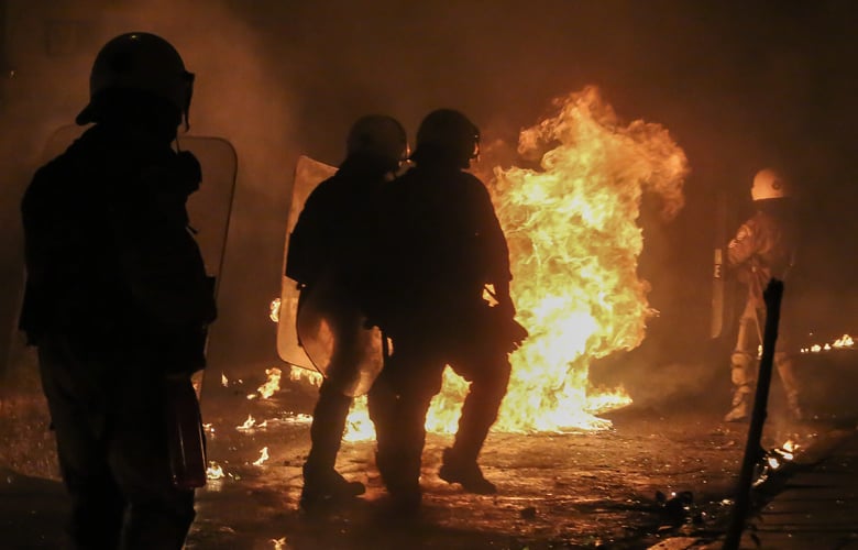 Δύο συλλήψεις για την επίθεση με βόμβες μολότοφ σε αστυνομικούς στα Εξάρχεια