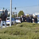 Λάρισα: Αστυνομική δύναμη έξω από το γραφείο του Κέλλα – Διαμαρτυρία κτηνοτρόφων με αυτοκινητοπομπή (βίντεο-φωτό)