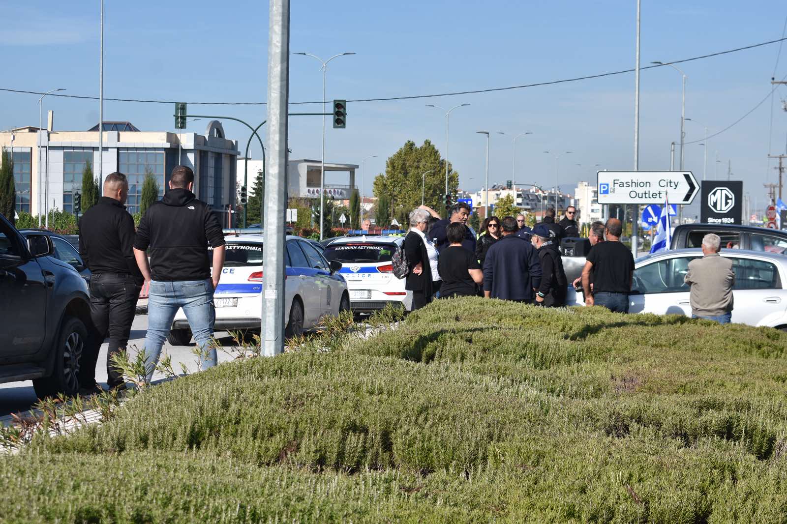 Λάρισα: Αστυνομική δύναμη έξω από το γραφείο του Κέλλα – Διαμαρτυρία κτηνοτρόφων με αυτοκινητοπομπή (βίντεο-φωτό)