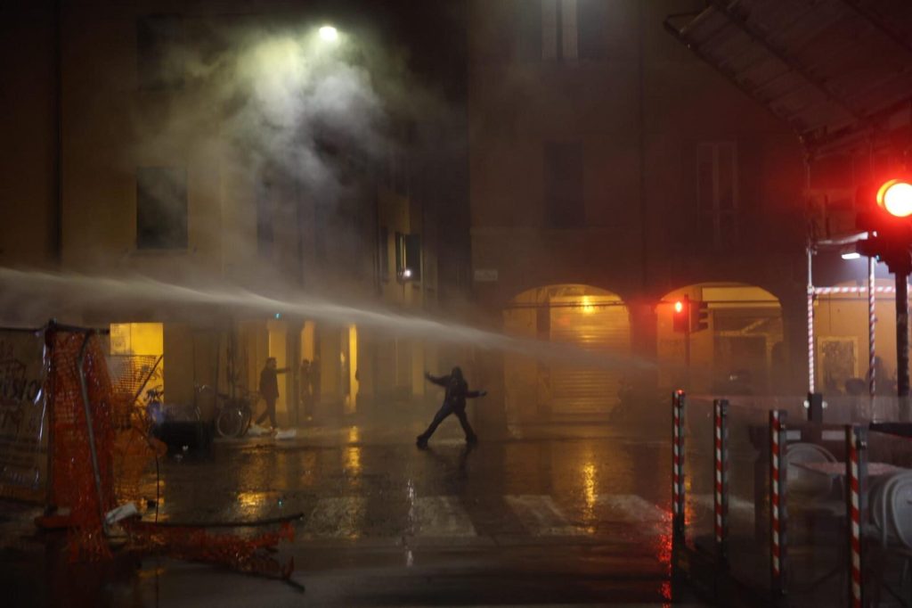 Εικόνες χάους στην Μπολόνια μετά από αντι-εβραϊκή διαδήλωση με αφορμή τον αγώνα της Μακάμπι