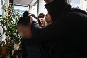 Έγκλημα στην Σαλαμίνα: Στα δικαστήρια η 46χρονη - Ο γιος της 75χρονης στο ψυχιατρείο