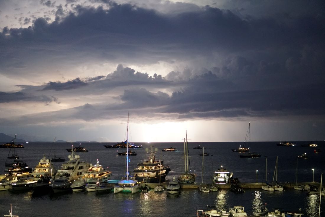 Καιρός: Πού θα εκδηλωθούν καταιγίδες – Θα ενταθούν από τις βραδινές ώρες