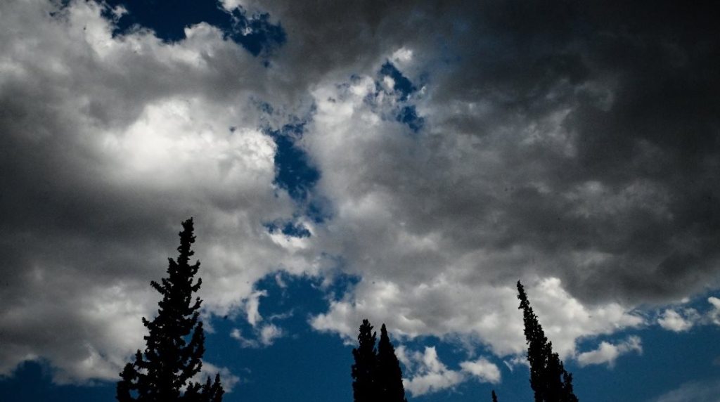 Νεφώσεις και καταιγίδες για ακόμα μια μέρα αλλά με άνοδο θερμοκρασίας