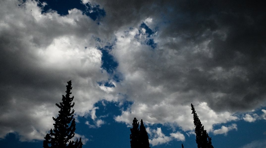 Νεφώσεις και καταιγίδες για ακόμα μια μέρα αλλά με άνοδο θερμοκρασίας