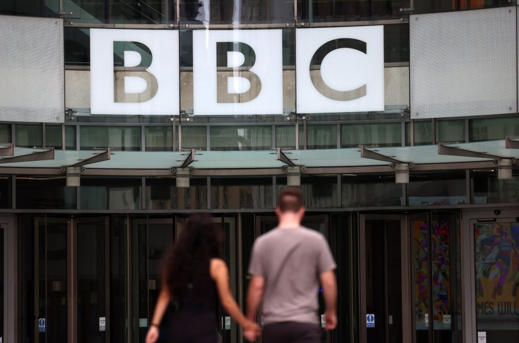 Χαμός στο BBC: Παραιτήθηκε ο γενικός διευθυντής του δικτύου για «παραπλανητικό» μοντάζ σε ομιλία του Τραμπ