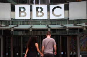 Χαμός στο BBC: Παραιτήθηκε ο γενικός διευθυντής του δικτύου για «παραπλανητικό» μοντάζ σε ομιλία του Τραμπ