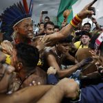 Ιθαγενείς επιχείρησαν να εισβάλουν στη σύνοδο του ΟΗΕ για το κλίμα στη Βραζιλία
