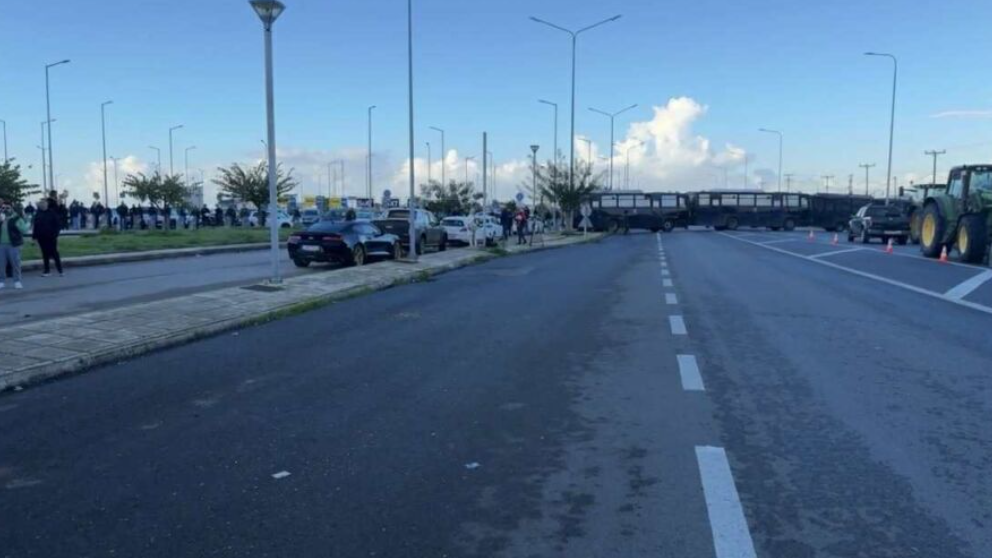 “Αποκλεισμένο” από αγρότες και αστυνομία το αεροδρόμιο της Αλεξανδρούπολης 