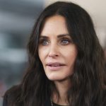 Η Κόρτνεϊ Κοξ σκηνοθετεί το θρίλερ «Evil Genius» με τους Ντέιβιντ Χάρμπουρ και Πατρίσια Αρκέτ