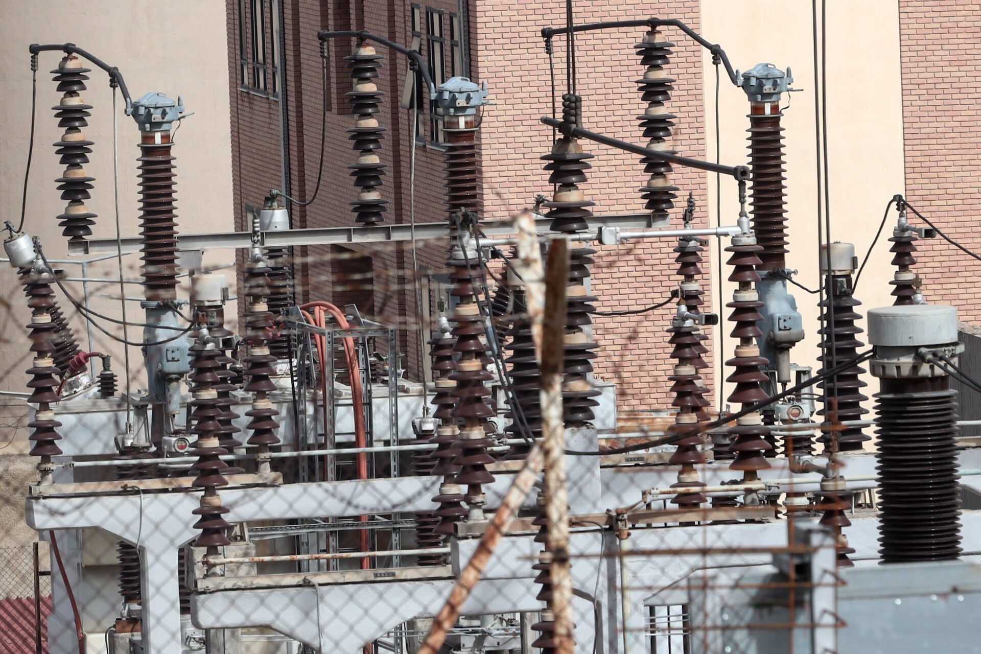 Νέο «ηλεκτροσόκ» στα νοικοκυριά: Εκτοξεύονται τα τιμολόγια ρεύματος για πολλούς παρόχους