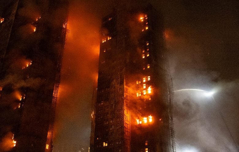 Ασύλληπτη η καταστροφή από τη φωτιά στο Χονγκ Κονγκ: Τουλάχιστον 55 νεκροί, δεκάδες αγνοούμενοι – Οι πυροσβέστες εξακολουθούν να δίνουν μάχη