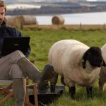 Το πρωί στο στάβλο και το βράδυ... τηλεκπαίδευση για να πληρωθεί η συνδεδεμένη - Τυροκόμος