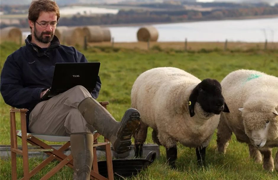 Το πρωί στο στάβλο και το βράδυ... τηλεκπαίδευση για να πληρωθεί η συνδεδεμένη - Τυροκόμος