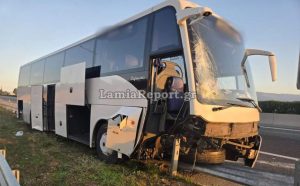 Τουριστικό λεωφορείο έπεσε σε μπάρες στην Αθηνών Λαμίας - Έξι τραυματίες