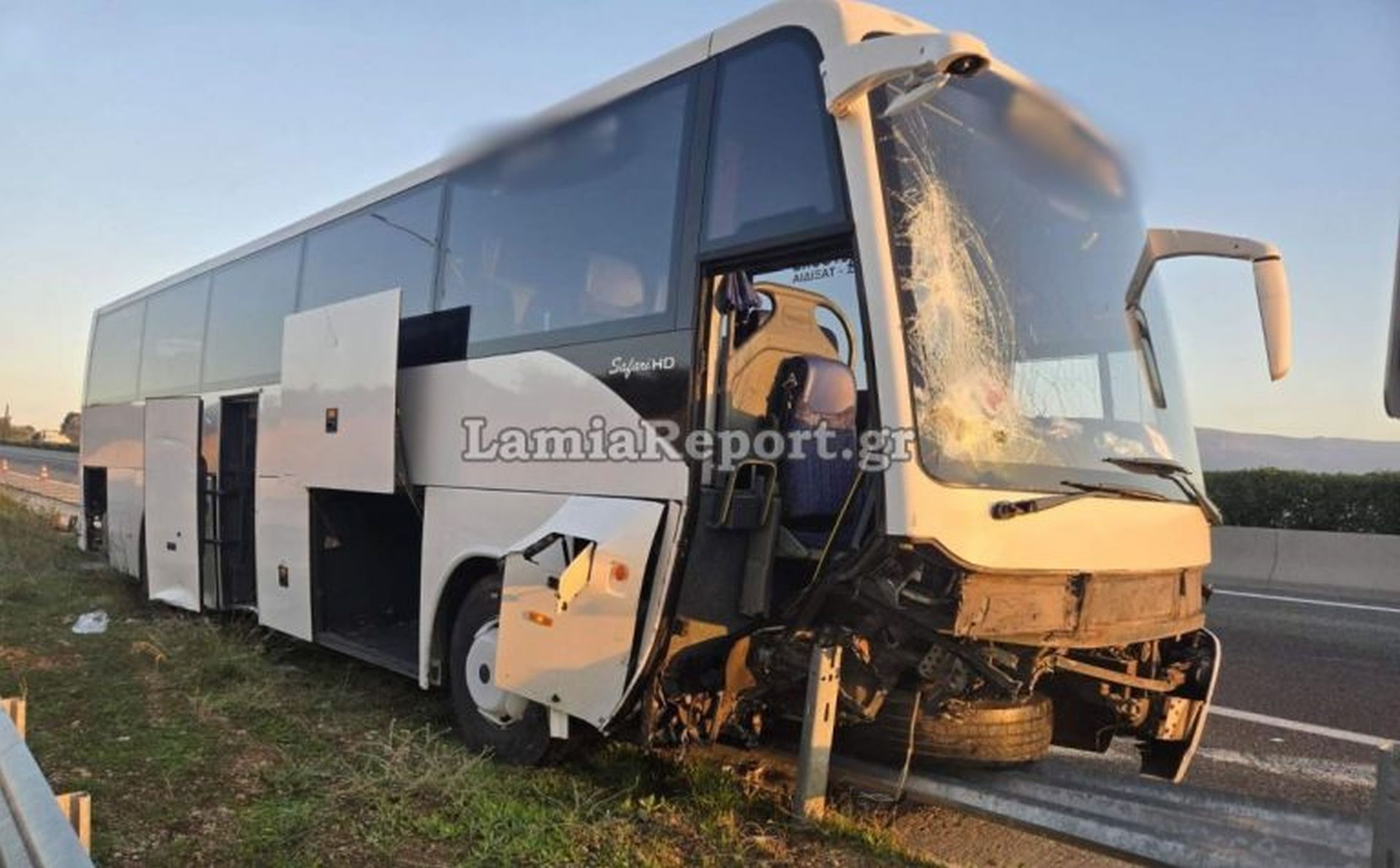 Τουριστικό λεωφορείο έπεσε σε μπάρες στην Αθηνών Λαμίας - Έξι τραυματίες