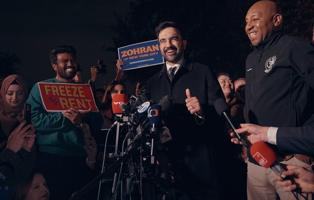 Ο Τραμπ απειλεί τη χρηματοδότηση της Νέας Υόρκης αν εκλεγεί δήμαρχoς ο δημοκρατικός Μαμντάνι