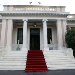 Κυβερνητικές πηγές: «Πρέπει να είναι πολύ δύσκολα τα πράγματα για το ΠΑΣΟΚ»