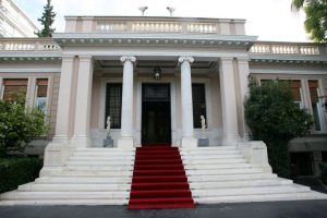 Κυβερνητικές πηγές: «Πρέπει να είναι πολύ δύσκολα τα πράγματα για το ΠΑΣΟΚ»