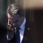 Μητσοτάκης στο ακουστικό για τηλεφώνημα από Τραμπ